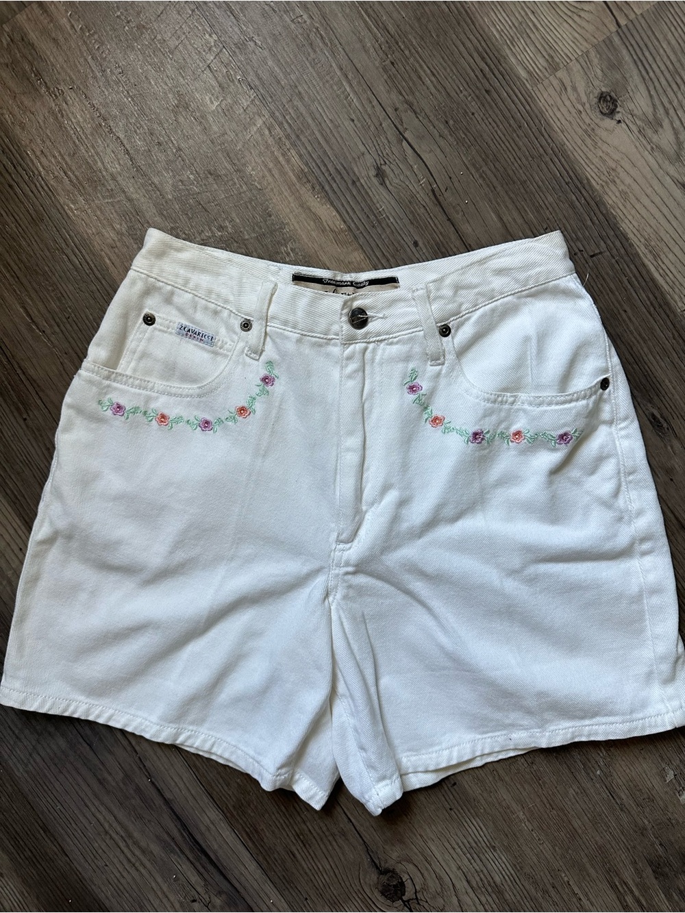 Z. Cavaricci White Floral Embroidered Denim Shorts – Size 29